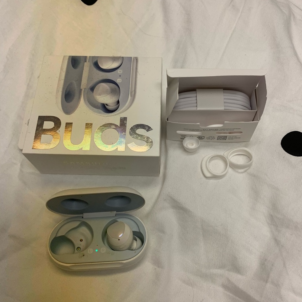 Samsung Buds right side only